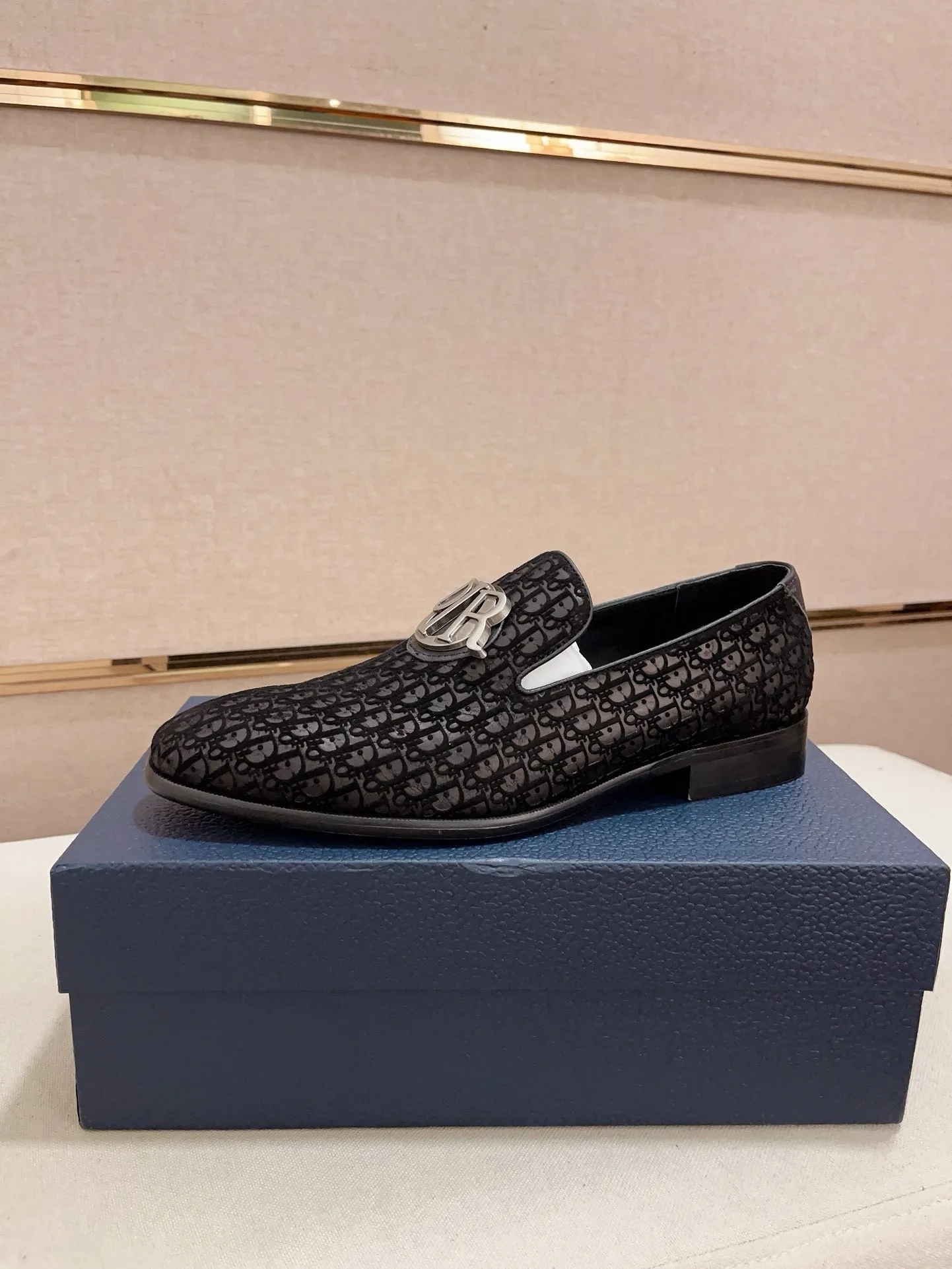 Factory price: 270 men's shoes 💰 High-end version of Dior Dior's new series. Famous actors and Internet celebrities wear super popular designs. They are designed with the sculptures of French artist Niki de Saint Phalle as rings. Material: Fabric: imported original material. Foot pads: cowhide. Outsole: Rubber outsole. Men's shoe size: 38~44. Can be customized to size 45.